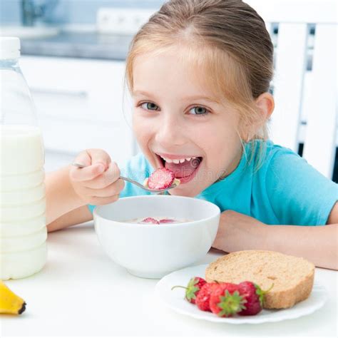 Little Girl Eating Stock Image Image Of Food Little 32634857