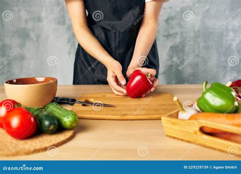 Ama De Casa En La Cocina Cortar Verduras Ensalada Dieta Imagen De