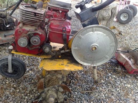 Tondeuses, motoculteurs, tracteurs, débroussailleuses, motobineuses, pièces. Rech Briggs & Stratton horizontal 5cv 2ble sortie