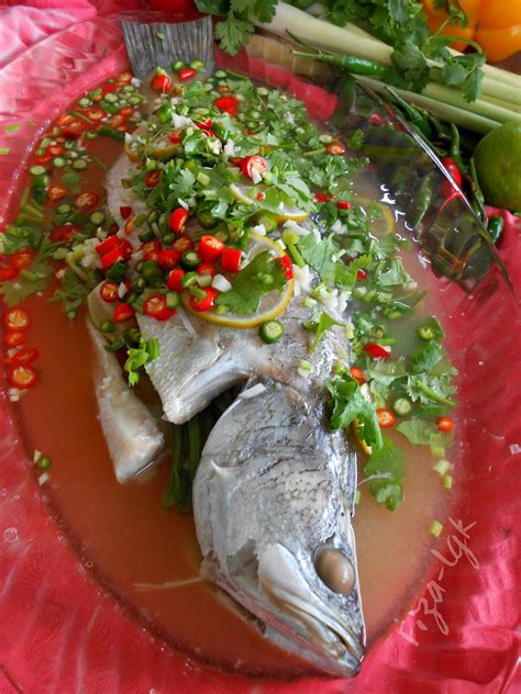 Campurkan sos ikan + gula + jus limau nipis dan tuangkan ke atas ikan. SIAKAP KUKUS LIMAU ALA THAI | Fiza's Cooking