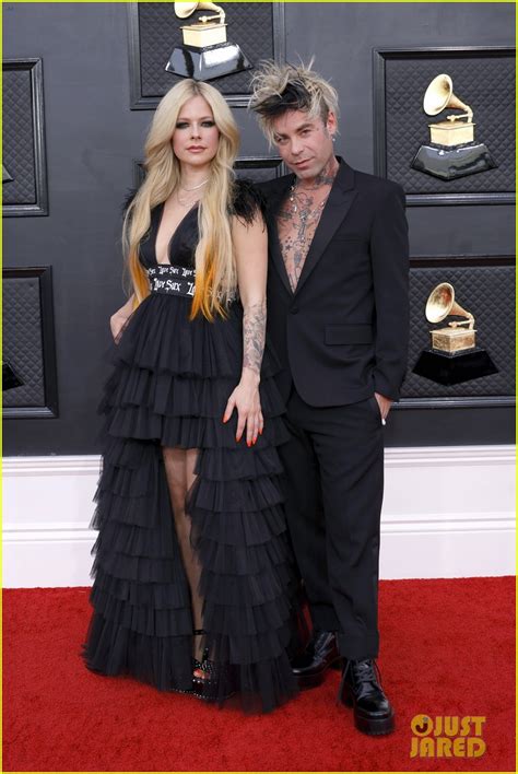 Full Sized Photo Of Avril Lavigne Mod Sun Kiss At Grammys 09 Photo