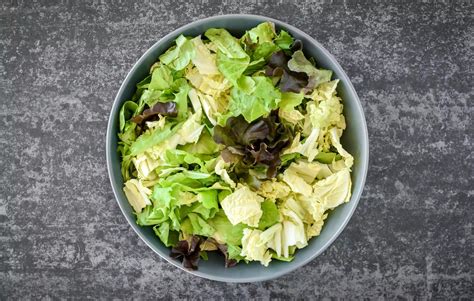 Salade verte avec vinaigrette à la moutarde et aux oignons