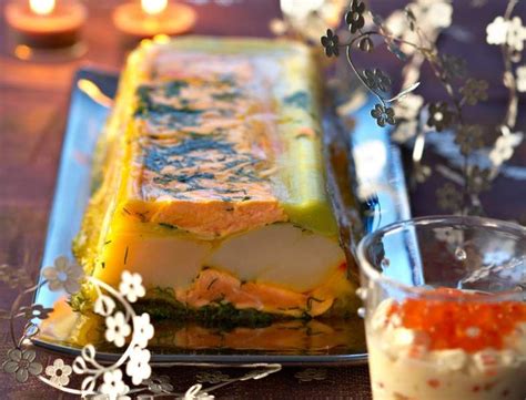 The menu covers duck pate terrine and fresh lobster ravioli appetizers as well as dinner entrees such as filet mignon, slow braised lamb shank and. 100 recettes d'entrées pour Noël | Terrine de saint ...