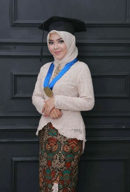 Get Inspired For Baju Kebaya Wisuda Terbaru Hijab Busana Trends