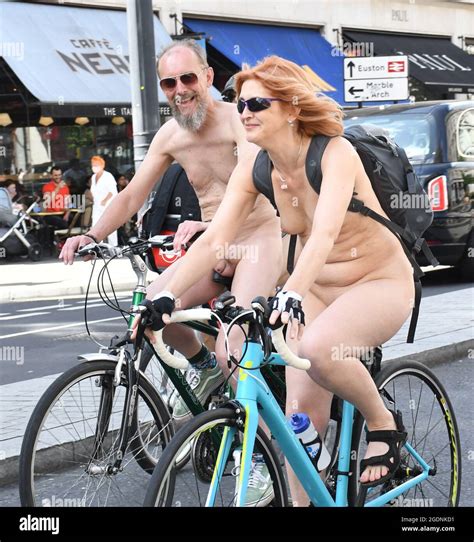 Londres Royaume Uni h août Des centaines de cyclistes nus sont descendus dans les rues