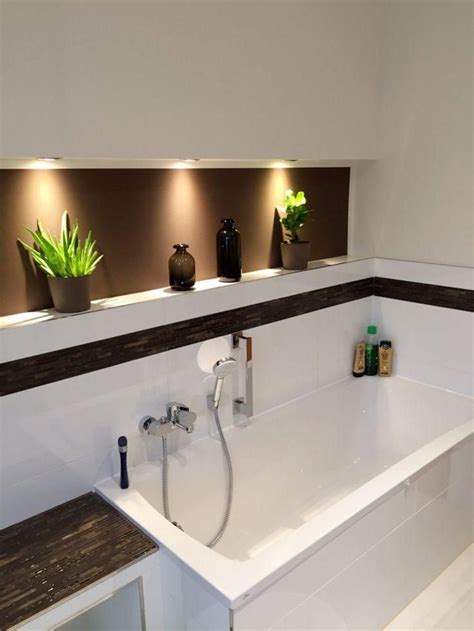Eine badewanne bezeichnet ein behältnis, das zur. Badewanne mit braunen Akzenten und beleuchteter Nische - Badezimmer - #accents #Badezimme ...