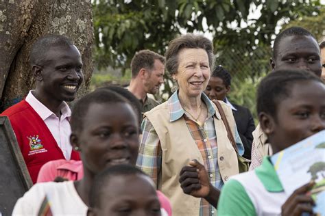 Princess Anne Wears Queen Elizabeth Iis Brooch In Uganda United