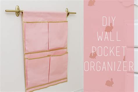 So we have here today a free tutorial and pattern on how to make a super fun wall pocket. Tutorial: Hanging pocket organizer - Sewing