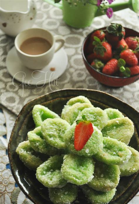 Goreng kuih bom dalam minyak terendam dengan api sederhana pada 5 minit permulaan. GeeHut: Kuih getas versi pandan