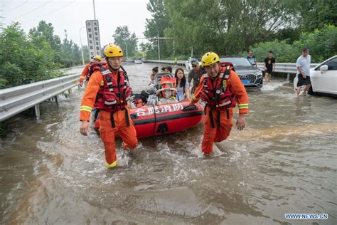 Stranded People Evacuated From Flood Hit Zhengzhou Henan Xinhua English News Cn