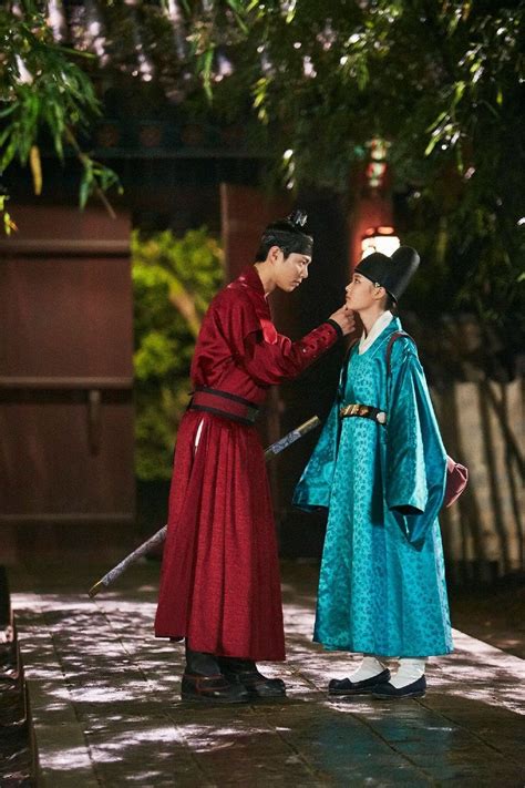 The angled cut of his bangs gives this signature haircut a the flicked ends of the hairstyle open up the actors handsome face so that it stands out all the more. Moonlight Drawn by Clouds Android/iPhone Wallpaper #72451 ...