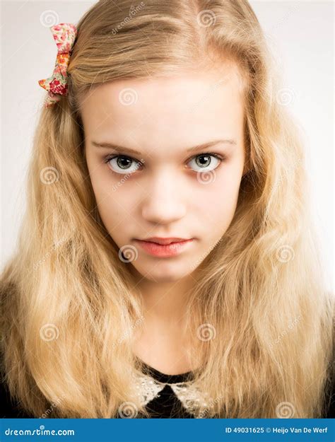 Mooie Blonde Tiener Die In De Camera Kijken Stock Afbeelding Image Of Engel Haarstijl 49031625