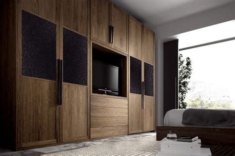 L'armoire dressing dans la chambre à coucher moderne | Garde-robe de