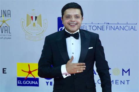 الشيخ حاصل على إجازة في علم القراءات العشر ويعمل بتدريس التجويد في الحرم النبوي الشريف. محمد هنيدي: تكريم الكوميديا إنصاف لفن عظيم... وأنتظر فرصة ...