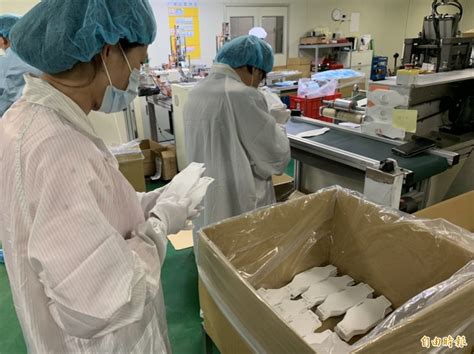 【武漢肺炎】解讀熱門口罩包裝字眼 選購防菌口罩 bfe． 當然，選購口罩時定以 bfe、pfe、vfe 數據愈高為佳。 bfe 是指細菌過濾效率（bacterial filtration efficiency），針對的微粒大小為 3 微米，有阻擋阻擋花粉、飛沫的作用； 武漢肺炎》彰化口罩工廠加開生產線 清晨3點起廠外排長龍搶買 - 生活 - 自由時報電子報
