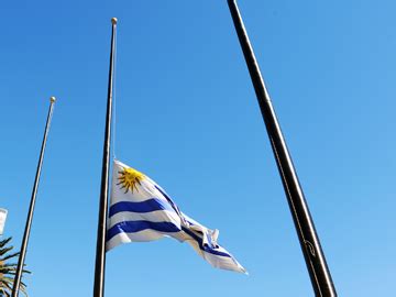 Duelo nacional bandera uruguaya a media asta. Pabellón Nacional a media asta en todas las dependencias ...