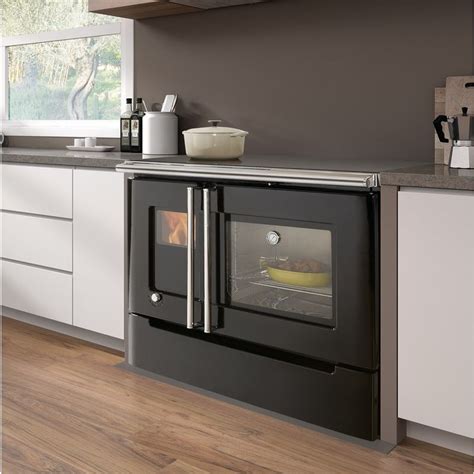 Bricomart pone a disposición de los clientes estufas de leña, cocinas, hornos y accesorios para chimenea a los mejores precios. COCINA DE LEÑA HERGOM MODELO CARES - 520040