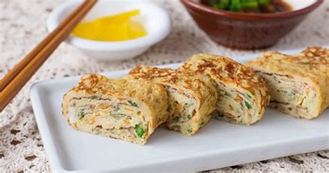 Lihat juga resep roti goreng isi sosis n telur enak lainnya. Resep Bekal Sekolah Anak, Telur Gulung Omelet Sosis