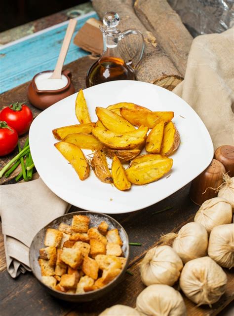 Pomme De Terre Frite Aux Herbes Et Au Yaourt Dans Une Assiette Blanche
