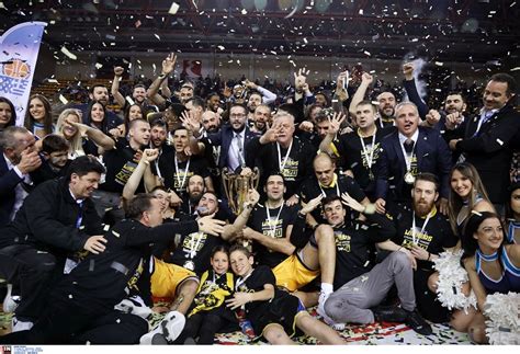H χίμκι των πολλών απουσιών και του χαμηλού ποιοτικού επιπέδου έβαλε δύσκολα στον ολυμπιακό, όμως οι πειραιώτες έκαναν τελικά αυτό που έπρεπε και έκλεισαν με χαμόγελα στην φετινή παρουσία. Οι απονομές και οι πανηγυρισμοί των παικτών της ΑΕΚ (vid&pics)