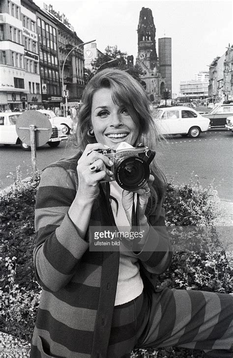 A., einer spionageagentur unter der führung von noah bain, in europa the newest recruit, a paroled master thief, is sent by the s.i.a. 500+ best images about Senta Berger on Pinterest ...