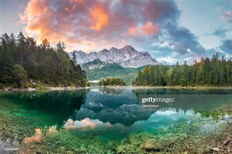 山頂祖格峰在 Eibsee 湖附近加米斯帕騰基辛加米斯帕騰基辛的夏季天巴伐利亞 德國 圖庫照片 Getty Images