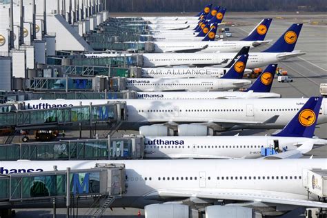 Hinterlassen sie ihre mobilnummer in ihrer buchung und wir informieren sie automatisch über änderungen. Voll von Flugzeugen: Terminal 2 am Flughafen München ...