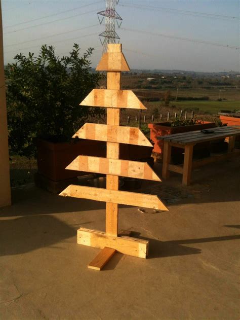 An get dozens of projects in every issue covering diy electronics, 3d printing, craft, and more. Simple Pallet Christmas Tree • 1001 Pallets