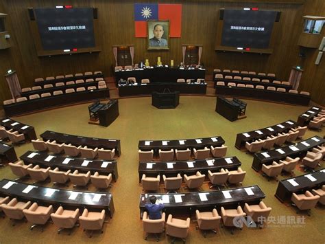 行政院長蘇貞昌點出紓困三原則，包括「個人加快、產業加強、貸款加碼」，同時要求「從速、從優處理」。 「紓困4.0」方案包括個人補貼、貸款補貼，以及產業紓困、稅賦減免等措施，主要將 強化 對自營作業者、農漁民、遊覽車與計程車駕駛等紓困補貼。 在個人補貼部分. 立院紓困4.0預算今拚三讀 將上演表決大戰 | 政治 | 重點新聞 | 中央社 CNA
