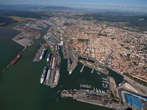 Livourne, une ville singulière de l'italie, abrite le port le plus important de la toscane, le port médicis. Livourne adopte le courant quai | Mer et Marine