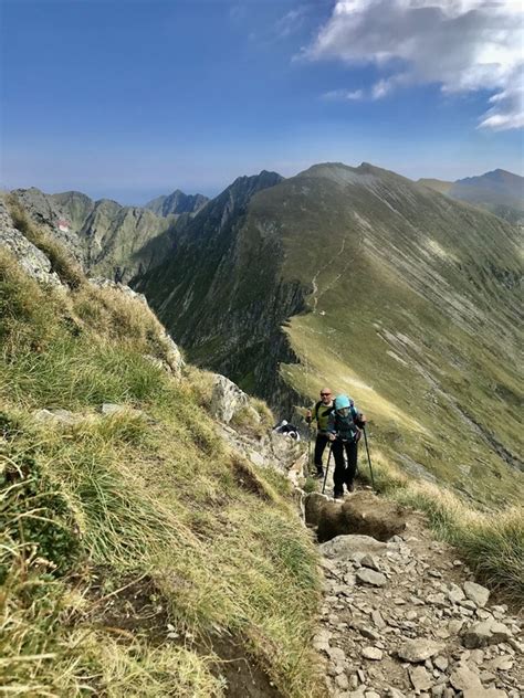 Din cauza piscurilor montane din jurul său, majoritatea de peste 2.400 de metri, vârful moldoveanu este vizibil doar de pe creasta făgărașului sau din aer. OBIECTIV INDEPLINIT: AM CUCERIT EVERESTUL ROMANIEI. PE ...