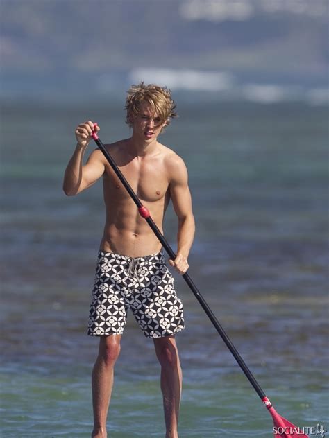 Shirtless Austin Butler Paddleboards In Hawaii Austin Butler Photo