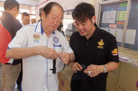 Do not fall for the media manipulation. Kee Hua Chee Live!: DATO SRI NICKY LIOW SOON HEE OF WINNER DYNASTY GROUP DONATED 2,800 FACE ...