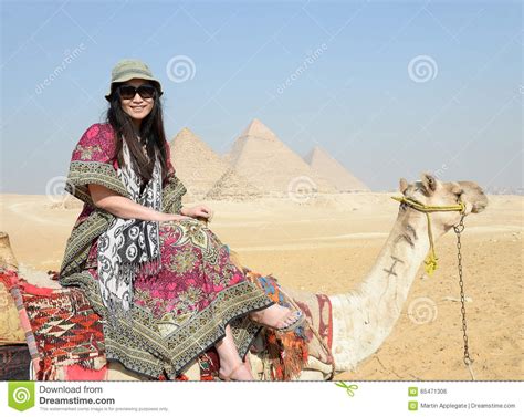 Mujer Feliz En Un Camello Foto De Archivo Imagen De Paseos 65471306