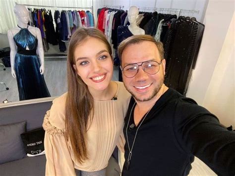 Супруга андре тана призналась, что она человек домашний и любую светскую тусовку променяет на посиделки в пижаме с супругом и дочкой. Жена путешественника Комарова стала ведущей нового ...