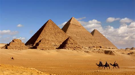 are you allowed to climb the egyptian pyramids and what s happened to the couple who had sex at