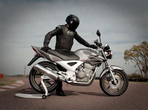 Si no hay busca otro tipo de moto. MOTRONIC: Caracteristicas Honda CBX 250 TWISTER