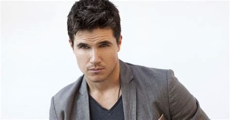 Robbie Amell Joins Amazon Sci Fi Comedy Pilot Upload Geektown