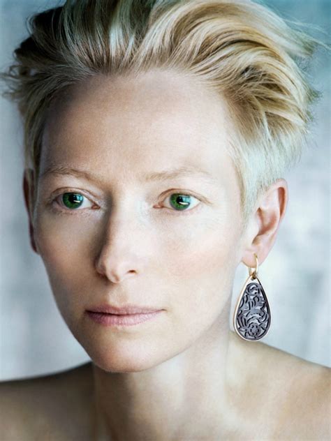 The iconoclastic gifts of the highly striking and ferociously talented actress tilda swinton have been appreciated by art house crowds and international audiences alike. La increíble transformación de Tilda Swinton que no podrás ...