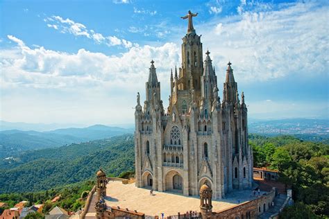22 Sights You Have To See When You Visit Barcelona Spain Hand