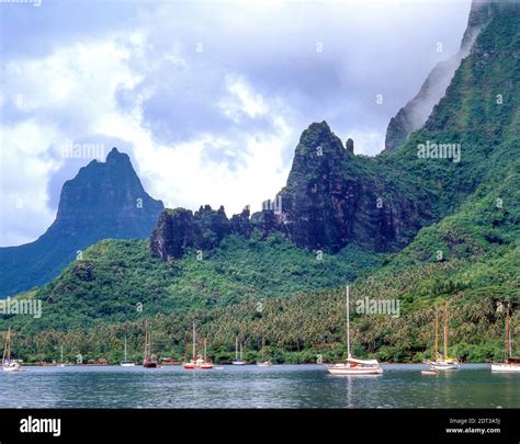 Captain Cooks Bay Moorea Tahiti French Polynesia Stock Photo Alamy
