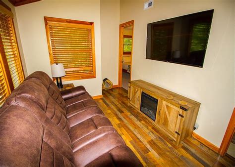 Internet, air conditioning, hot tub, pets welcome, fireplace, tv, satellite or cable, washer & dryer, parking bedrooms: Gatlinburg, TN United States - LAZY BEAR | Cobbly Nob Rentals