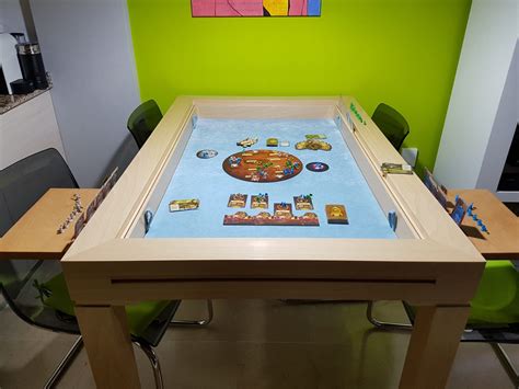 Emoticapsules es también un juego diseñado para niños de corta edad, especialmente entre los dos y seis años. Mesas de juego ERMA | Mesas de comedor diseñadas para juegos de mesa y rol.