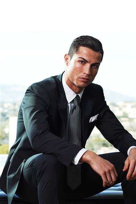 Cristiano Ronaldo De Costume E Gravata Em Look Social Mostra Seu