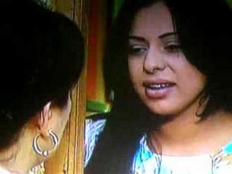 نشأت في عائلة فنية حيث كان والدها عازفًا للعود، وأختاها هما المغنية والممثلة مرام والممثلة مي البلوشي. ‫هند البلوشي و منى شداد _ حوار ساخن في الفريه‬‎ - YouTube