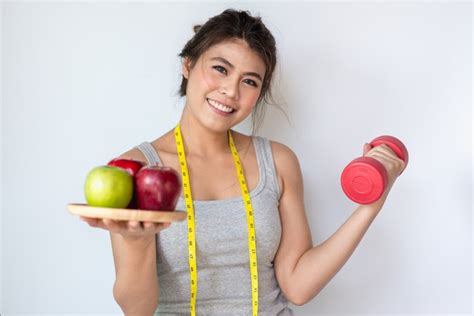 Apabila terlalu cepat, anda akan berisiko mengalami gangguan kesehatan seperti kekurangan nutrisi, tubuh lemas, mudah lelah, jaringan otot cepat rusak, dan tulang kropos. 5 Cara Turunkan Berat Badan Dengan Cepat - Kitaberkata.com ...