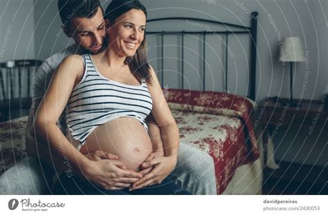 Schwangere Zeigt Ihrem Mann Das Kleid Ein Lizenzfreies Stock Foto Von Photocase