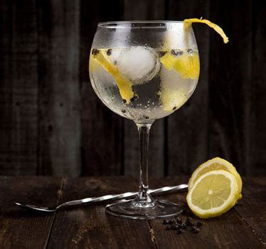 12 Cocktails Incontournables à Base de Gin