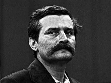 Lech wałęsa urodził się 29 września 1943 roku w popowie. Władysław Frasyniuk. Kto rzuca w Lecha Wałęsę kamieniem