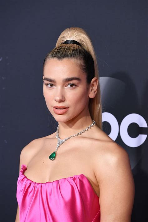 English pop singer dua lipa showcased a throwback vibe and a knack for catchy pop with soulful grit, much like sia , jessie j , or p!nk , and a slyly rebellious air like charli xcx or marina & the diamonds. DUA LIPA at 2019 America Music Awards in Los Angeles 11/24/2019 - HawtCelebs